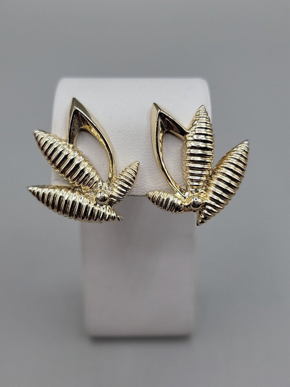 Vintage Tara Ribbed & Smooth Gold Tone Leaf Clip On Earrings